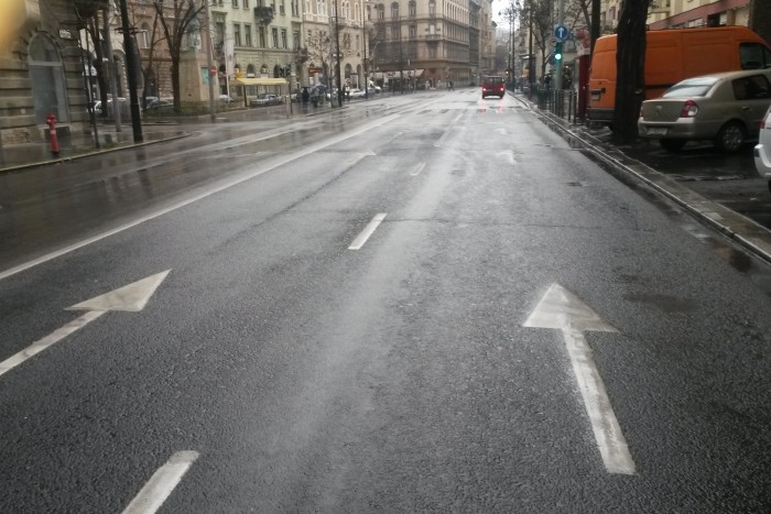 Továbbra is szedi áldozatait a becsapós kereszteződés 1 | Vezess Ez a távoli nyíl remekül látszik, a kereszteződés előttieket azonban mintha kiradírozták volna