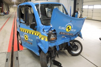 Még mindig guruló koporsó minden mopedautó