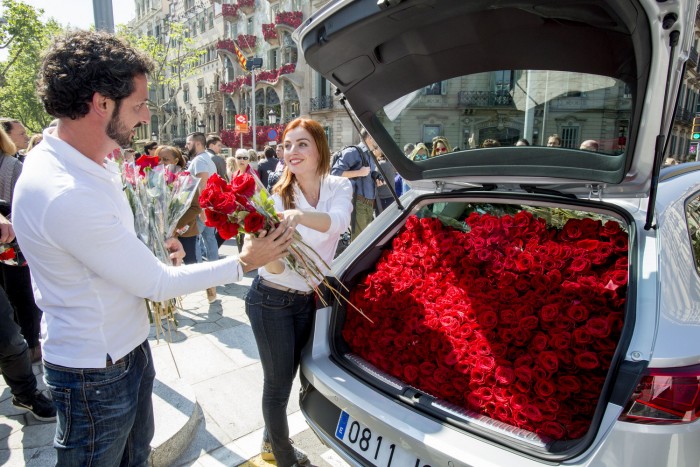 Hány szál rózsa fér egy kompakt kombiba? De tényleg!