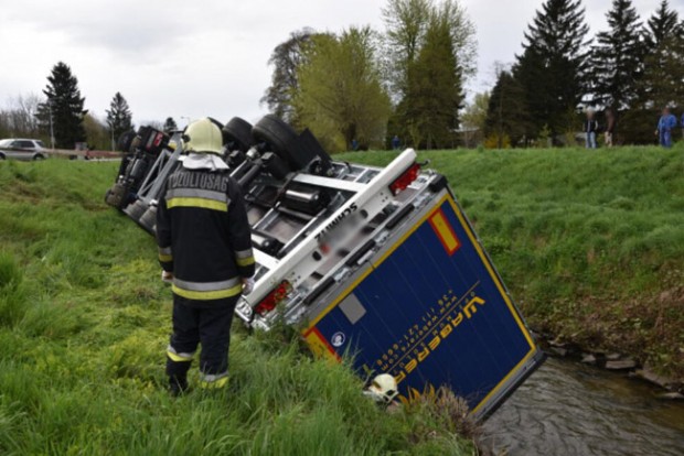 Infarktust kapott a sofőr, a Gyöngyös medrébe hajtott