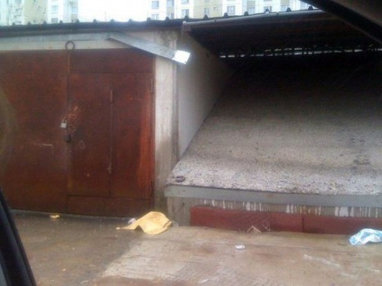 Rejtély a lakótelepen: elnyelte a föld a garázst