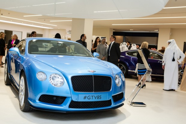 Top 10: hol a legolcsóbb tankolni? 3 5. Katar 99 Ft/liter. A Rolls-Royce-ok és V8-as meg V12-es G Mercedesek sűrűségéből is látni, hogy az arab-félszigeti országban sem a benzinen kell bevasalni az adót.