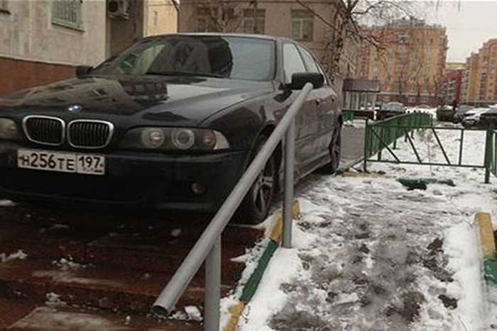 A járdán hagyta a BMW-t 4