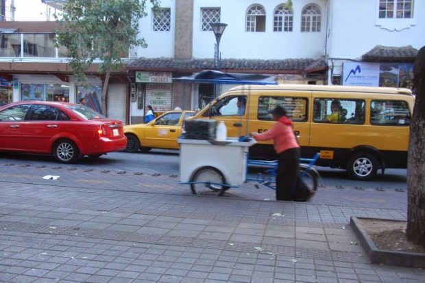 Top 10: hol a legolcsóbb tankolni? 2 6. Ecuador, 107 Ft/liter. Itt fut keresztül az Egyenlítő, az Andok-hegységbeli ország innen is kapta nevét. A fotón utcarészlet Quitóból, a fővárosból.