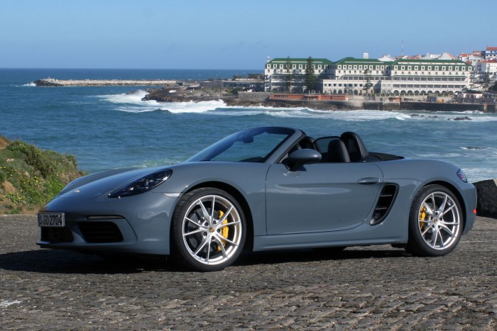 Mit tud egy Porsche négy hengerrel? 12 PDK duplakuplungos automata váltóval 4,7 és 4,2 mp a gyorsulás 100-ra, nyomatékból 380 illetve 420 newtonmétert ad le a 300 lóerős kétliteres és a 350 lóerős 2,5 literes motor