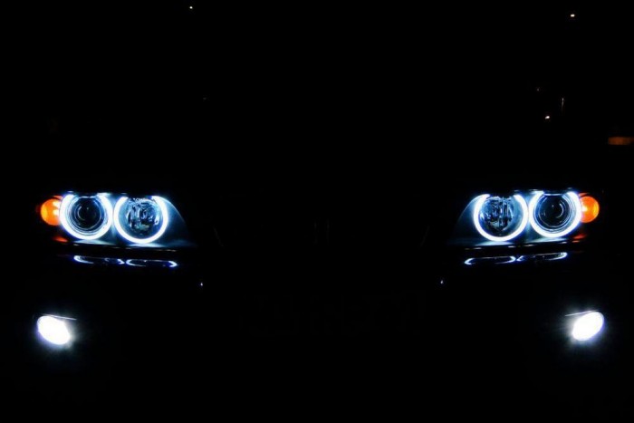 Top 10: a legkúlabb fényszórók az autóiparban 8 | Vezess BMW E39 Angel Eyes-zal