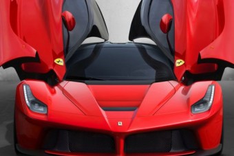 Csak a fickó nyakát figyeld, mutatja milyen bestiális a LaFerrari gyorsulása