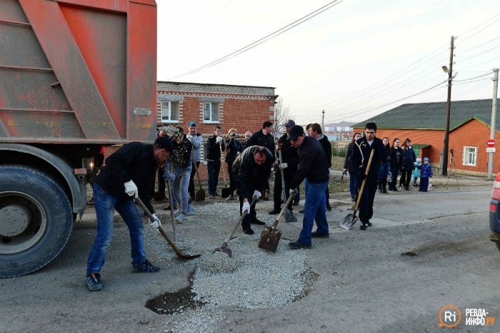 A hatóság nem javította az utat, megtették a lakók