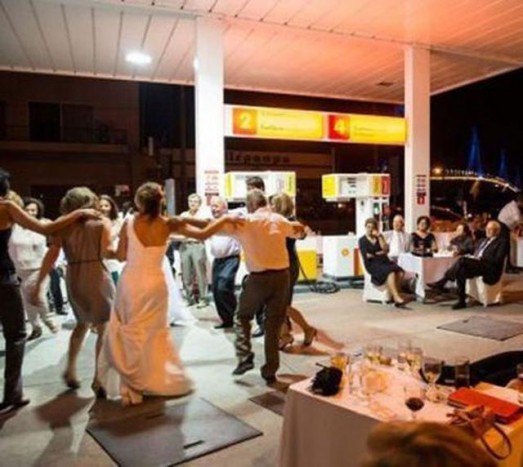 Csak nehogy a pia után a töltőpisztolyokkal is locsoljanak