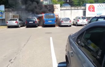 Tesco parkolóban égett porrá egy kisbusz