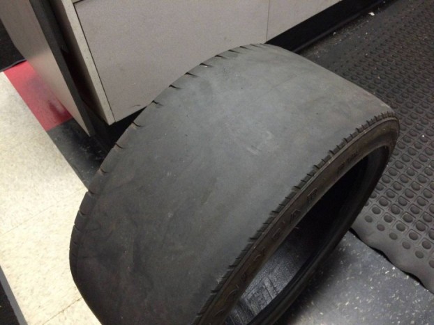 Csodálkozott, hogy esőben nagyon csúszkál az autó.