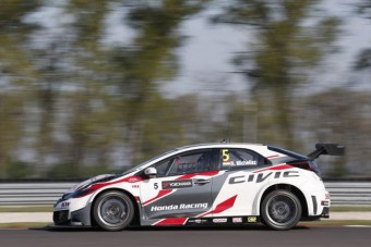 Michelisz defekt miatt bukta a dobogót