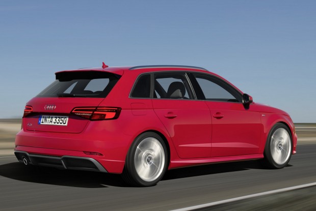 Megújult a győri Audi 1 Szintén a sportosabb megjelenést szolgálja az átrajzolt, sarkosabb, szélesebb hűtőmaszk. Hátul a módosított diffúzor fölé határvonalat húztak, a lámpatestek vízszintes tájolásúak, és a színválaszték is kibővült: nem kevesebb mint öt vadonatúj árnyalat jelent meg a palettán.