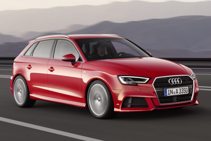Megújult a győri Audi 8 Opciókén 15 mm-rel ültetett sportfutómű, illetve 25 mm-rel mélyebb S Line felfüggesztés kérhető. A 16-19 colos keréktárcsák között számos új dizájn található, a gyári szerelésű abroncsokat kedvezőbb gördülési ellenállású darabokra cserélték.