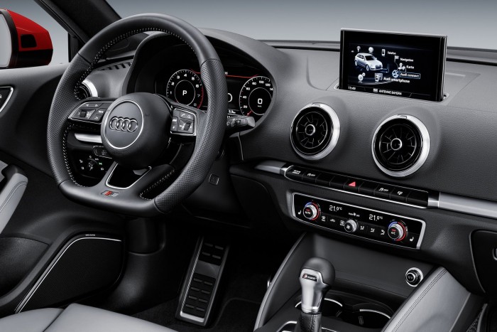 Megújult a győri Audi 2 Ahogy kívül, belül is jelentősek a változások. A vezető mostantól akár a nagyobb modellekből ismert virtuális műszerfalról is tájékozódhat a dolgok állásáról, ha ilyet nem kér, központi 7 colos monitoron jelenik meg az átdolgozott MMI interfész. Az Android és iPhone csatolás ma már magától értetődő.