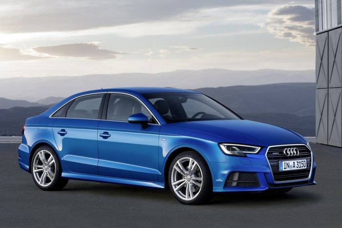 Megújult a győri Audi 5 A felszereltségi szinteket átdolgozták, a sportos S Line mellett megjelenik egy elegáns, látványos kivitel is, ráadásul ezek a modellváltozatok nem csak belső, de külső stílusjegyeikben is egyediek.