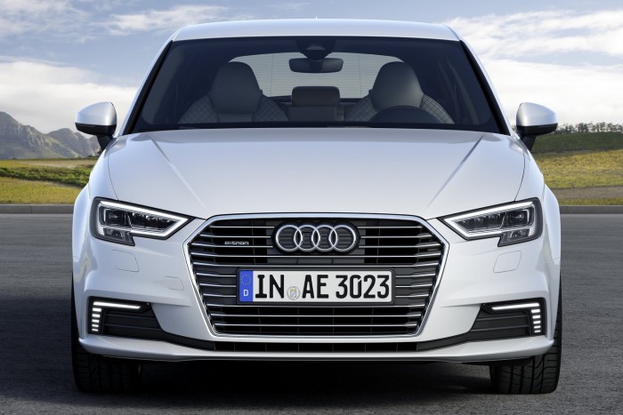 Megújult a győri Audi 9 A család két ökomodellje, az e-tron konnektoros hibrid és a g-tron kettős CNG-benzin üzemű verzió változatlanul folytatja pályafutását; előbbi pilótája 204, utóbbié 110 lóerővel gazdálkodhat.