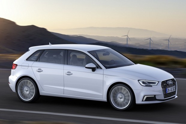 Megújult a győri Audi 4 A biztonság jegyében sávban tartó automata, gyalogosfelismerővel kombinált ráfutásgátló rendszer, félautonóm dugókövetés (távolság- és iránytartás), valamint a sofőr rosszulléte esetén az autót biztonságosan megállító automatika is szerepel a kínálatban.