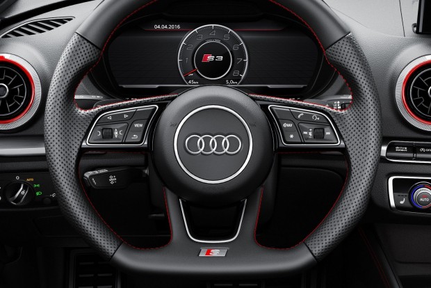 Megújult a győri Audi 10 A végére maradt a csemege: az Audi S3 tíz lóerővel erősebb és (duplakuplungos váltó megrendelése esetén) 20 Nm-rel nyomatékosabb lett. Így immár 310 LE és kerek 400 Nm áll a vezető rendelkezésére. Újdonság, hogy az ESP és a többtárcsás S-Tronic (DSG) váltó egyaránt egyedi vezérlést kapott, így még sportosabb, még dinamikusabb az autó.