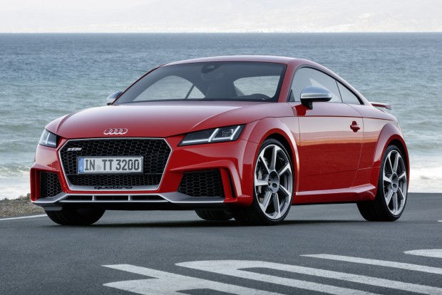 400 lóerős a vadonatúj Audi TT RS 7 Külön figyelmet érdemelnek a fékek: elöl 370, hátul 310 mm-es acél tárcsákat alkalmaztak. Előbbieket nyolcdugattyús nyereg szorongatja, de ha kérjük, karbon-kerámia tárcsákra is cserélhetők.