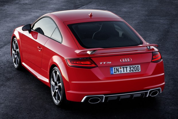 400 lóerős a vadonatúj Audi TT RS 8 A többi változás szinte mellékes: a hátsó lámpákban organikus diódák (OLED) világítanak, amelyek rendkívül jól szabályozhatók, lencse és reflektor nélkül is kiválóan világítanak, így energia- és helytakarékosak. Az Audi külön fénybalettet programozott a lámpákhoz, amelyen felkapcsolásakor szegmensenként fut végig a fény.