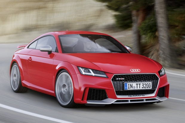 400 lóerős a vadonatúj Audi TT RS 5 A futómű hangolásában és geomeriájában is megváltozott, a hasmagasság 10 mm-rel alacsonyabb, a rugók és lengéscsillapítók keményebbek, a kormánymű pedig progresszív.