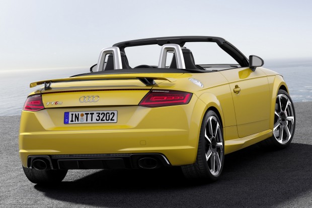 400 lóerős a vadonatúj Audi TT RS 9 Az aerodinamikát leszorítóerőre, nem pedig kedvező légellenállásra optimalizálták: a fix hátsó szárny (opcióként motorosan nyitható is kérhető) alatt masszív diffúzor tereli a légáramlatokat.