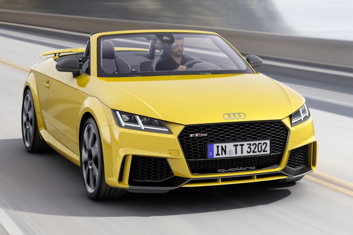 400 lóerős a vadonatúj Audi TT RS 2 A forgatónyomatéki csúcs 480 Nm, ami 1700/perctől egészen 5850-ig rendelkezésre áll, így a kupé 3,7, a roadster 3,9 másodperc alatt éri el a 100 km/óra sebességet. A végsebességet külön kérésre 250 helyett 280 km/órában maximálják. A motor élményéhez a csappantyúval szabályozható hangzás is hozzájárul, kipufogóból kétfélét kínál a gyár.