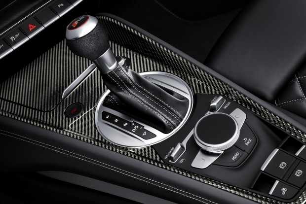 400 lóerős a vadonatúj Audi TT RS 2 Váltóból viszont csak egyet: a hétfokozatú S-Tronic duplakuplungos egység könnyebb, áttételi tartománya szélesebb (rövidebb alsó és hosszabb felső fokozatok), az álló helyzeti indulást rajtautomatika segíti.