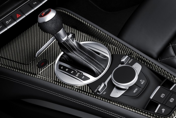 400 lóerős a vadonatúj Audi TT RS 3 Váltóból viszont csak egyet: a hétfokozatú S-Tronic duplakuplungos egység könnyebb, áttételi tartománya szélesebb (rövidebb alsó és hosszabb felső fokozatok), az álló helyzeti indulást rajtautomatika segíti.