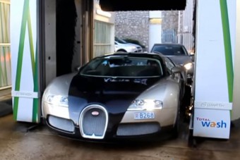 Bugatti Veyron a gépi mosóban, miféle kegyetlen poén ez?