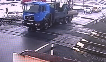 Féktelen orosz kamion horrorhibája a vasúti átjáróban