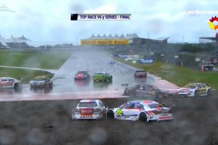 Ehhez a tömegbalesethez már csak a Benny Hill-zene hiányzik