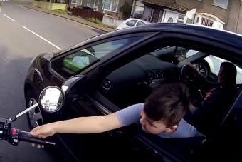 Ez a jó arc motoros egy pillanat alatt feldobta a srác napját