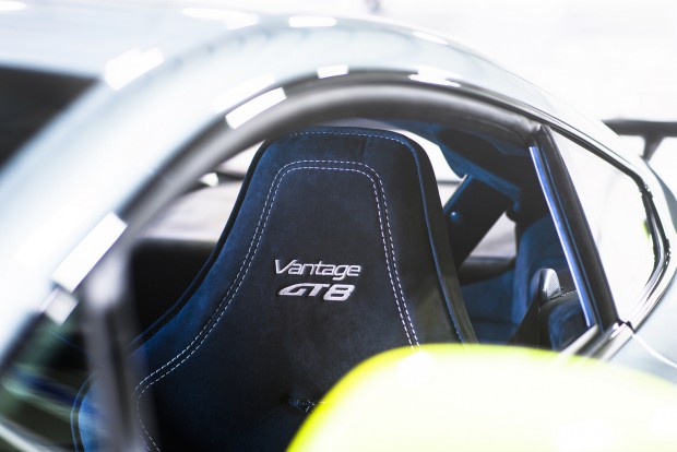 Utcai versenykupé egyenesen Le Mans-ból 1 Aston Martin_Vantage GT8_13