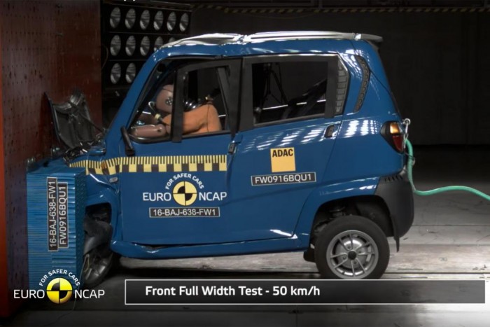 A mopedautóban kemény a töréstesztbábu élete