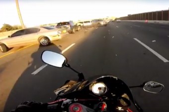 Kemény tömegbalesetet úszott meg a motoros