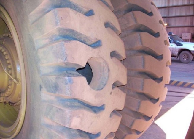 Azt hinnéd, ilyen sose fordul elő, de egy embernyi kerekű bányagép is kaphat defektet