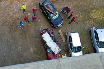 Fájdalmas baleset: betontömb pusztította el az Audit