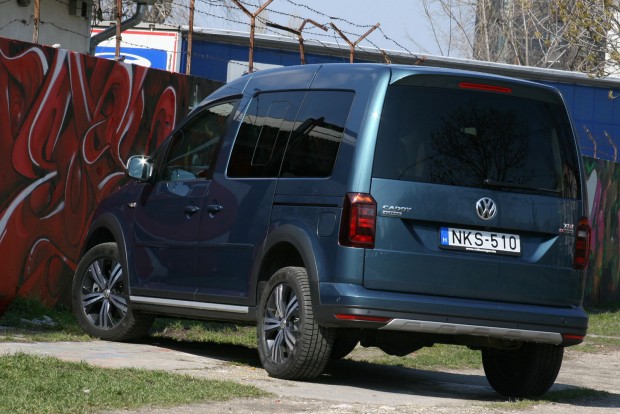 Mi kerül ezen 10,9 millió forintba? 5 915 670 forinttal kerül többe a 4x4-es modell az elöl hajtónál. A hatfokozatú DSG automata váltó széria