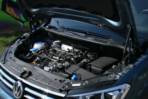 Mi kerül ezen 10,9 millió forintba? 4 Furcsa manapság a burkolatlan motor, a motorházfedélen viszont van szigetelés. 340 Nm a nyomaték 1750-től