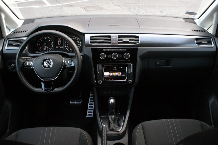 Masszív és igényes a belső tér. Az érintőképernyő elég mélyen van