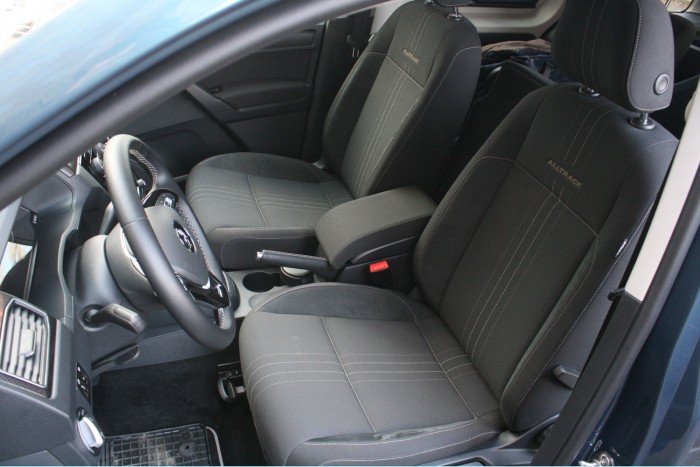 Kényelmesek az első ülések, a mags ülésből egész jó a kilátás