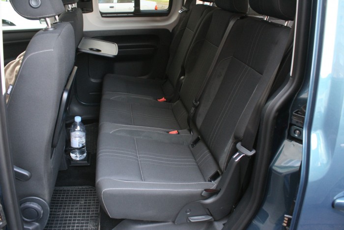 Kisebb a hátsó lábtér a vártnál, a fejtér viszont cilinderben is elég