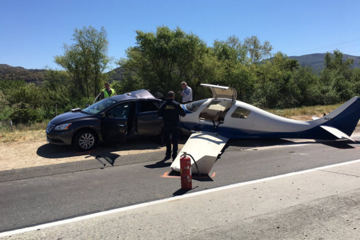 Repülőgép zuhant az autók közé San Diego közelében