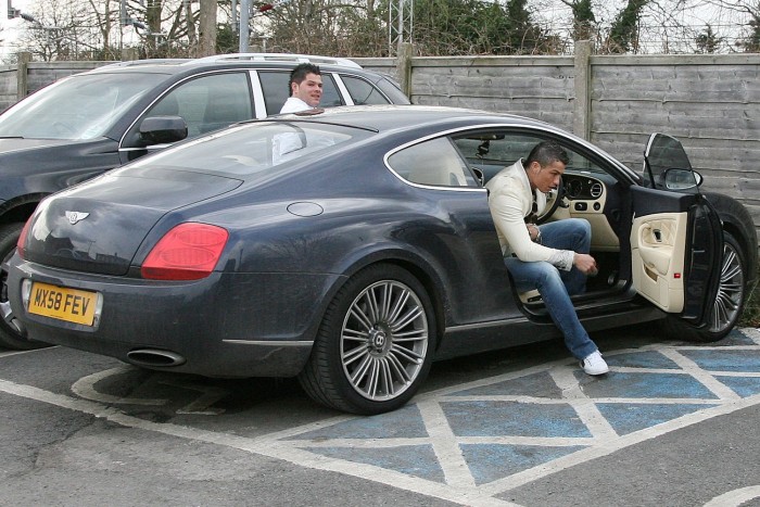 300-zal megy és Cristiano Ronaldóé volt. Kell?