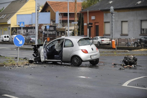 Látványos fotókon a reggeli budapesti baleset 1 | Vezess Budapest, 2016. április 27. Összetört személygépkocsi 2016. április 27-én a XXIII. kerületi Grassalkovich úton, ahol két személygépkocsi ütközött. A balesetben személyi sérülés nem történt; az egyik autónak kiszakadt a motorja. MTI Fotó: Mihádák Zoltán