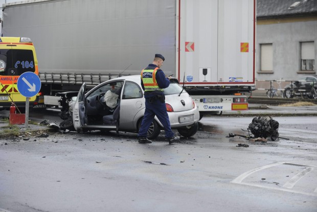 Látványos fotókon a reggeli budapesti baleset 2 | Vezess Budapest, 2016. április 27. Összetört személygépkocsi 2016. április 27-én a XXIII. kerületi Grassalkovich úton, ahol két személygépkocsi ütközött. A balesetben személyi sérülés nem történt; az egyik autónak kiszakadt a motorja. MTI Fotó: Mihádák Zoltán