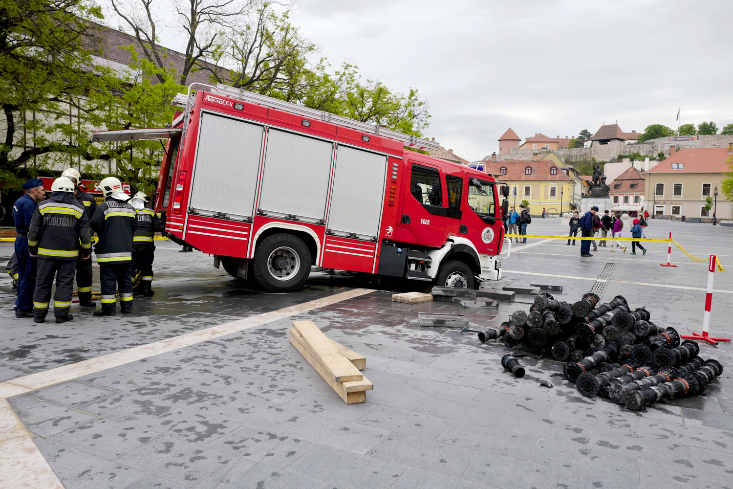 Beszakadt az út egy tűzoltóautó alatt Egerben – fotók 7