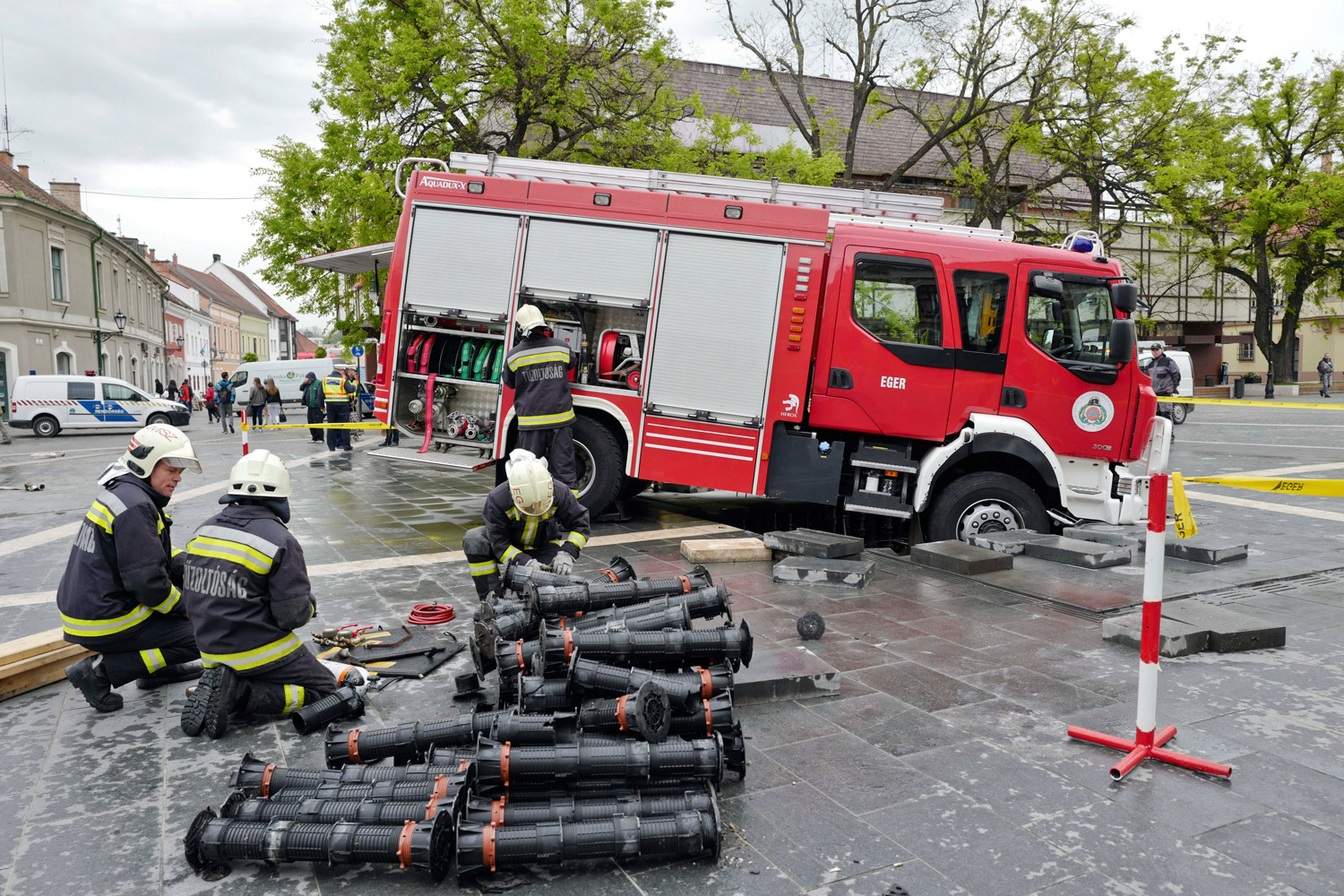 Beszakadt az út egy tűzoltóautó alatt Egerben – fotók 6
